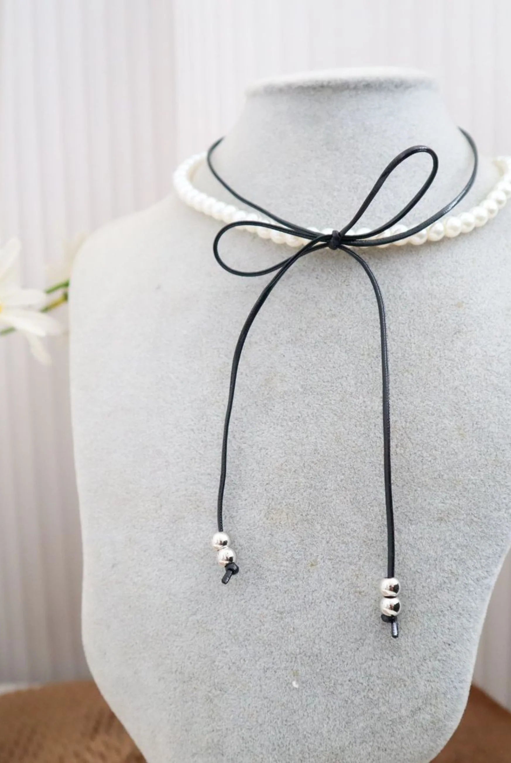 lovely black and white Choker